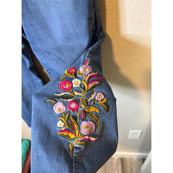 The Pioneer Woman Floral Embroidered Pull On Capri Jeans - Picture 3 of 4